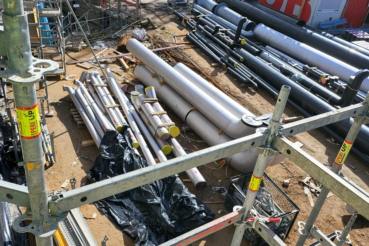 Rohrleitungsinstallation in einem technischen Gebäude